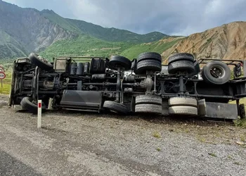 Hakkari’de yakıt tankeri yan yattı