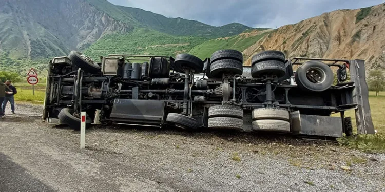 Hakkari’de yakıt tankeri yan yattı