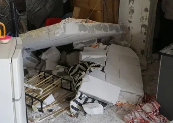 Patlamayı duyan deprem sandı, kendini dışarı attı