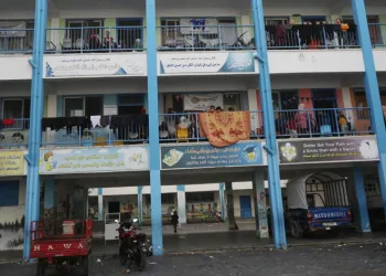 Filistinliler ağır hasarlı BM okuluna sığınıyor