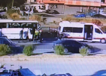 Servis aracı tur minibüsüne çarptı