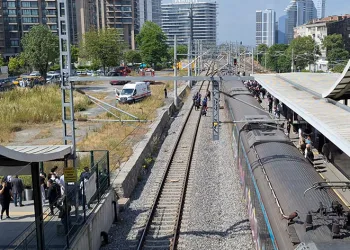 Dengesini kaybeden genç raylara düştü