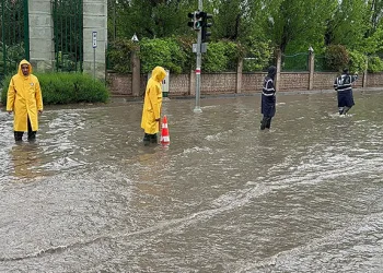 Su birikintileri sürücülere zor anlar yaşattı