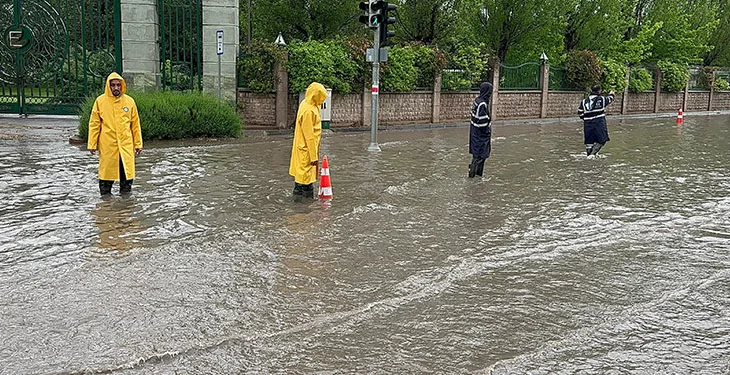 Su birikintileri sürücülere zor anlar yaşattı