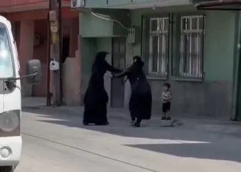 Dilenci kadınların terlikli, çantalı ‘yer’ kavgası