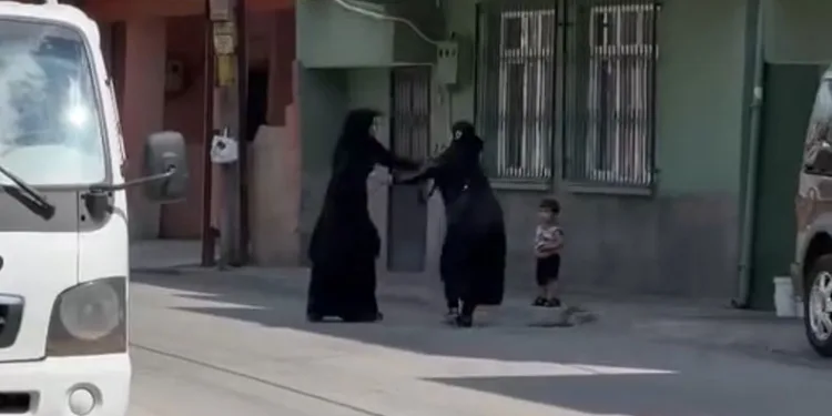 Dilenci kadınların terlikli, çantalı ‘yer’ kavgası