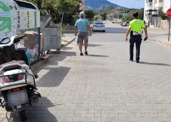 Hafif ticari araç ile motosiklet çarpıştı: 2 yaralı