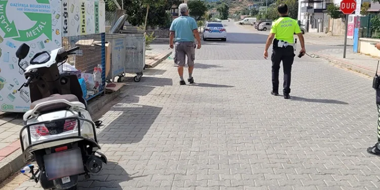 Hafif ticari araç ile motosiklet çarpıştı: 2 yaralı
