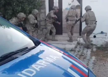 İzmir’de dolandırıcı şebekesi çökertildi