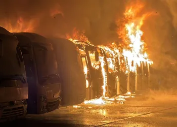 17 araç alev alev yanmıştı