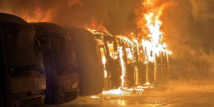 17 araç alev alev yanmıştı