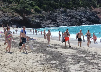Turistler sıcak havanın keyfini çıkardı