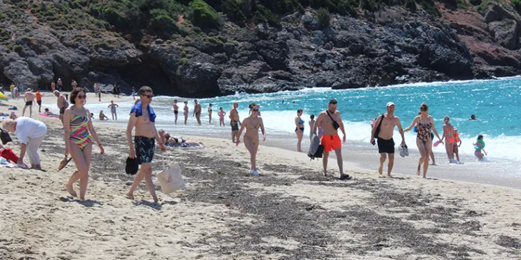 Turistler sıcak havanın keyfini çıkardı