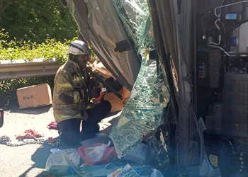 Bursa’da devrilen tırın sürücüsü hayatını kaybetti