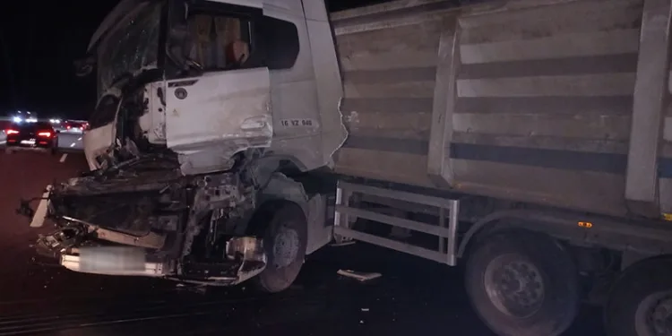 Yalova’da tır kamyona arkadan çarptı