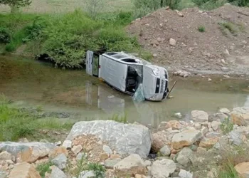 Yoldan çıkan kamyonet çaya uçtu