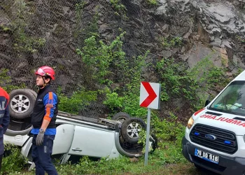 Yoldan çıkan otomobil takla attı