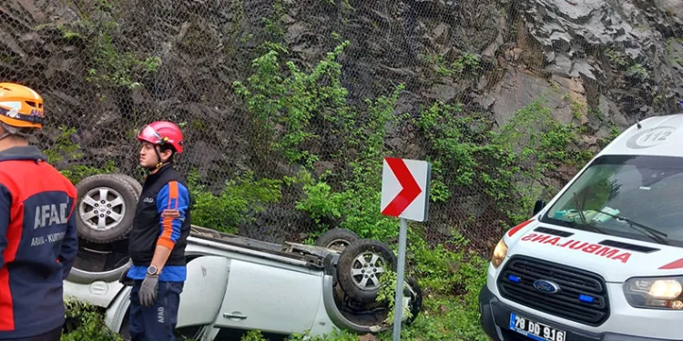 Yoldan çıkan otomobil takla attı