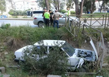Kanala uçan otomobilden burnu bile kanamadan çıktı