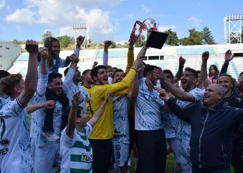 Nilüferli futbolcular şampiyonluk kupasına kavuştu