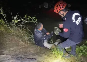 Otomobil baraj gölüne düştü