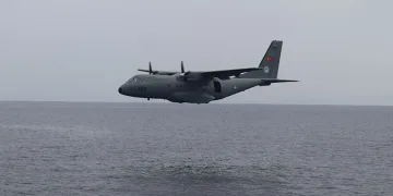 Deniz aslanları nefes kesen tatbikatı başlattı