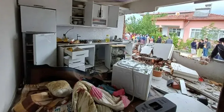 Mutfak tüpü bomba gibi patladı