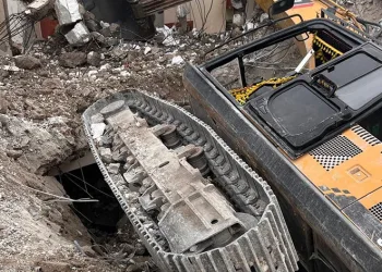 Yıkım yapan iş makinası devrildi: 1 yaralı