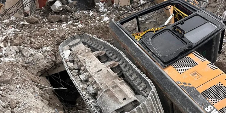 Yıkım yapan iş makinası devrildi: 1 yaralı