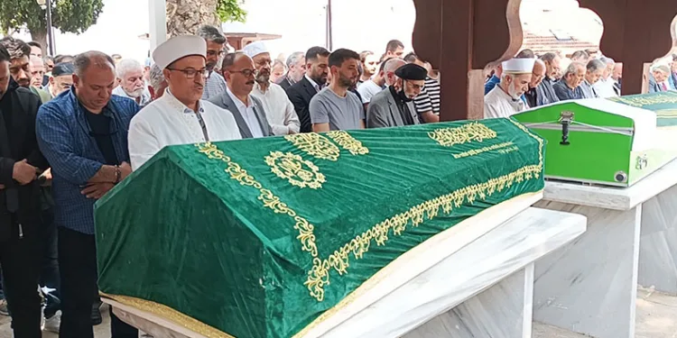 34 yıl görev yaptığı camidan uğurlandı