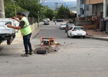 Yol çalışması yapan işçiye araç çarptı