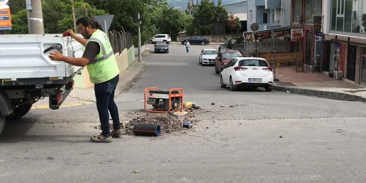 Yol çalışması yapan işçiye araç çarptı