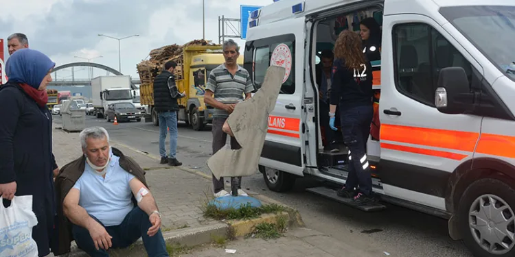 Tekstil işçilerini taşıyan servis minibüsü kaza yaptı