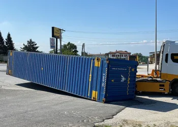 Tırın taşıdığı konteyner yola düştü
