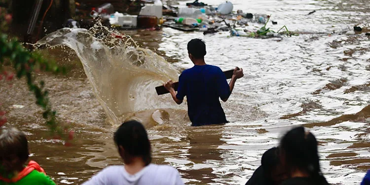 Filipinler’i Aghon Tayfunu vurdu