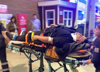 Motosiklet yayaya çarptı: 2 kişi yaralandı