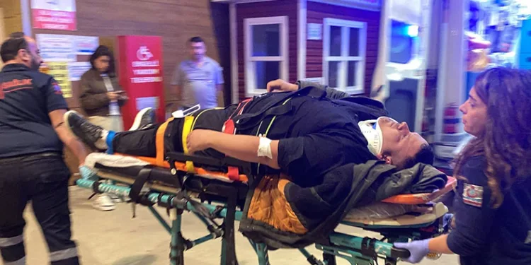 Motosiklet yayaya çarptı: 2 kişi yaralandı