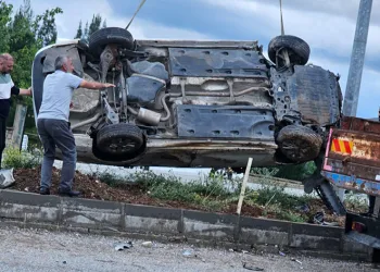 Yağmur nedeniyle kayganlaşan yolda kaza meydana geldi