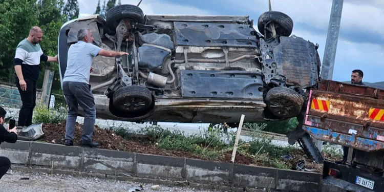 Yağmur nedeniyle kayganlaşan yolda kaza meydana geldi