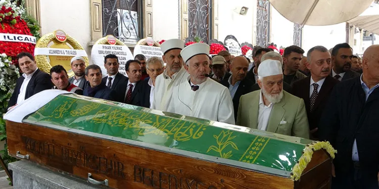 Acun Ilıcalı’nın amcası son yolculuğuna uğurlandı