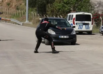 Aracını polislerin üzerine sürdü