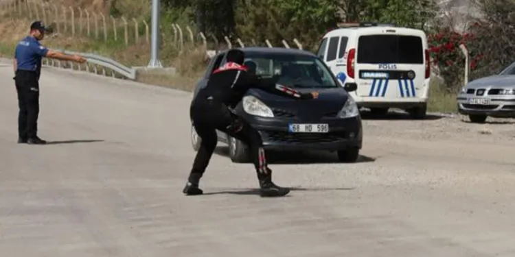 Aracını polislerin üzerine sürdü