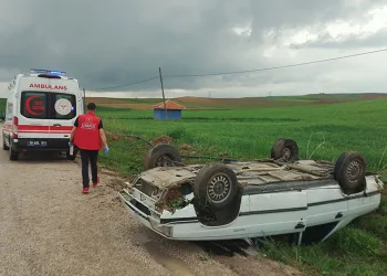 Takla atan arabadan yara almadan çıktılar