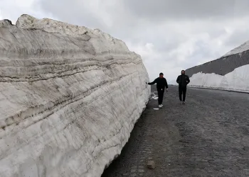 Mayıs ayında 5 metrelik kar kütleleri