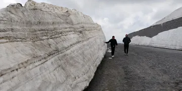 Mayıs ayında 5 metrelik kar kütleleri