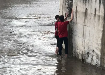 Dereye düşen kediyi kurtaran öğrenci kendisi mahsur kaldı
