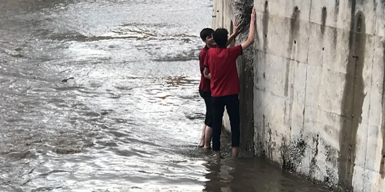 Dereye düşen kediyi kurtaran öğrenci kendisi mahsur kaldı