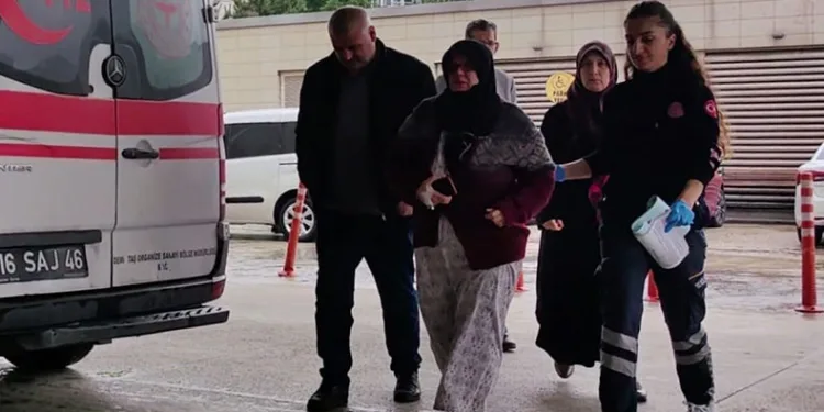 Yangında mahsur kalan kadın son anda kurtarıldı