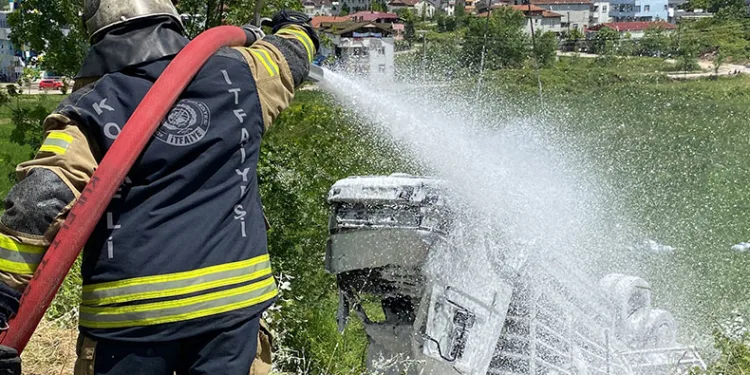 Tüp yüklü kamyon hafif ticari araç ile çarpıştı