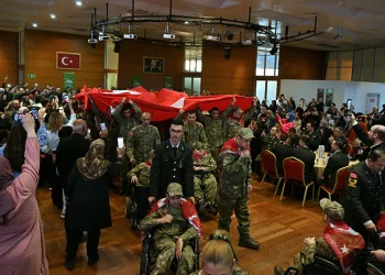 Kınalı kuzular için asker eğlencesi